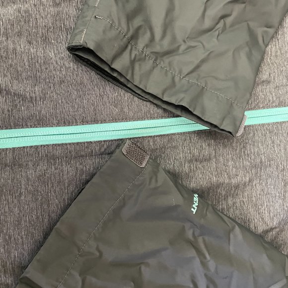 The North Face DryVent Girls Jacket - Picture 8 of 10